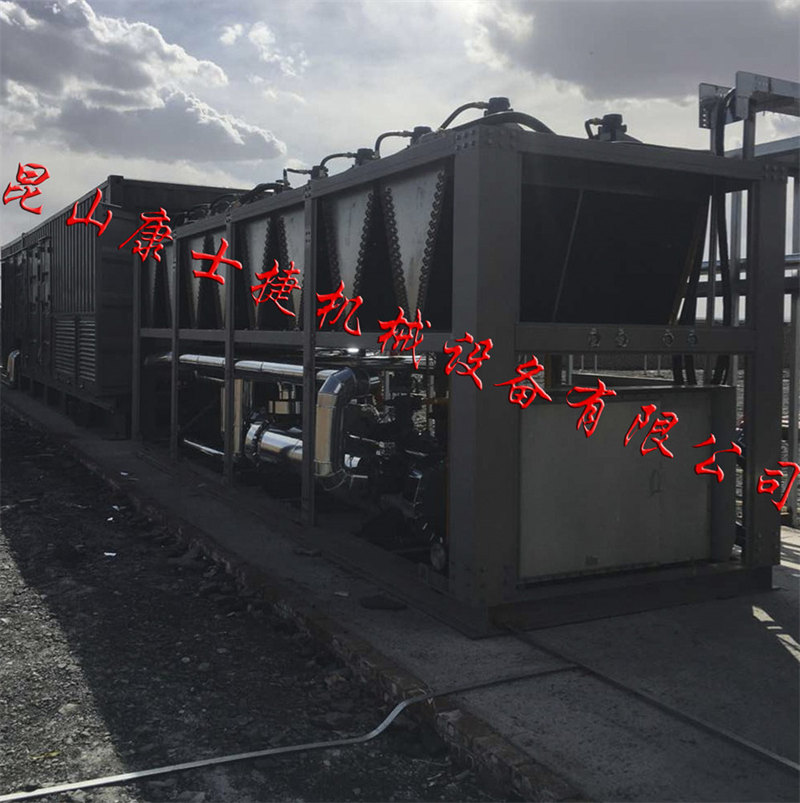 螺桿式風(fēng)冷冷水機組現場(chǎng)